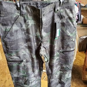 Oakley camo ski / board shell pants, NWT